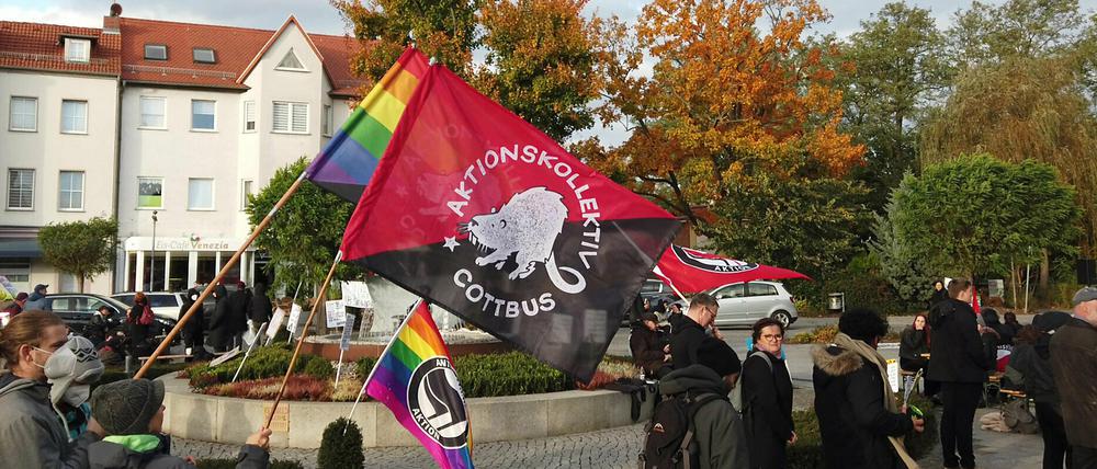 Teilnehmer einer Mahnwache in Guben in Brandenburg (Archivfoto).