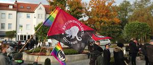 Teilnehmer einer Mahnwache in Guben in Brandenburg (Archivfoto).