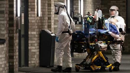 Ein am Coronavirus erkrankter Intensivpatient wird bei einer Patientenverlegung in die Notaufnahme des Krankenhauses Siloah Klinikum Region Hannover (KRH) gebracht. 