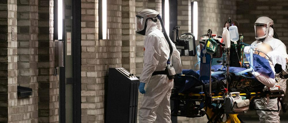 Ein am Coronavirus erkrankter Intensivpatient wird bei einer Patientenverlegung in die Notaufnahme des Krankenhauses Siloah Klinikum Region Hannover (KRH) gebracht.