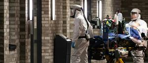Ein am Coronavirus erkrankter Intensivpatient wird bei einer Patientenverlegung in die Notaufnahme des Krankenhauses Siloah Klinikum Region Hannover (KRH) gebracht. 