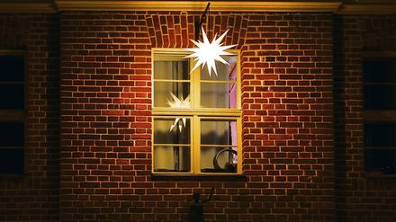 Eine erleuchtete Fassade im Holländischen Viertel.