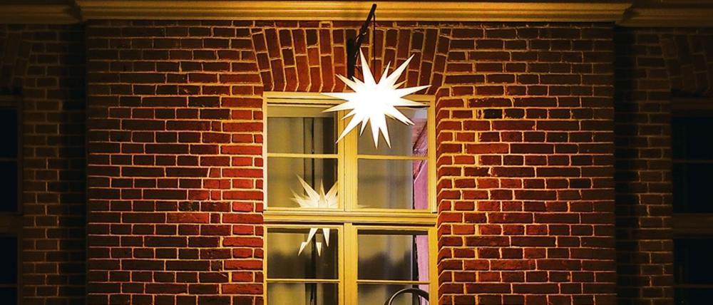 Eine erleuchtete Fassade im Holländischen Viertel.  