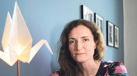 Wer tausend Kraniche faltet, dem erfüllen die Götter einen Wunsch, so der japanische Mythos. Künstlerin Mahela Rostek will es versuchen.