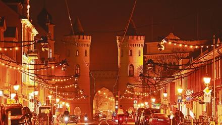 Hell und dunkel. Blick auf die festlich geschmückte Friedrich-Ebert-Straße und das Nauener Tor.
