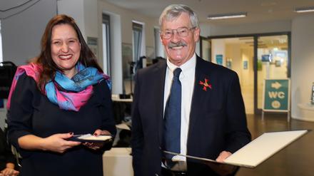 Wissenschaftsministerin Manja Schüle (SPD) überreichte Hans-Wolfgang Hubberten die Auszeichnung.