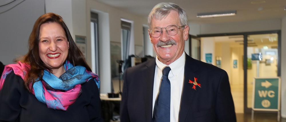 Wissenschaftsministerin Manja Schüle (SPD) überreichte  Hans-Wolfgang Hubberten die Auszeichnung.