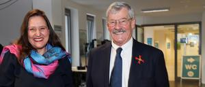 Wissenschaftsministerin Manja Schüle (SPD) überreichte  Hans-Wolfgang Hubberten die Auszeichnung.