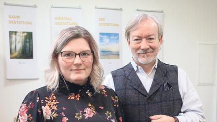 Antje-Mareen König und Patrik Zimmermann vom „Bestattungshaus Potsdam“. 