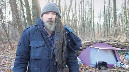 Der 66-jährige Engländer Robert lebt im Wald gegenüber des Lidl-Markts in Bornim. In eine Unterkunft zu gehen lehnt er ab.