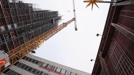 Neben dem Rechenzentrum entsteht derzeit der Garnisonkirchenturm.