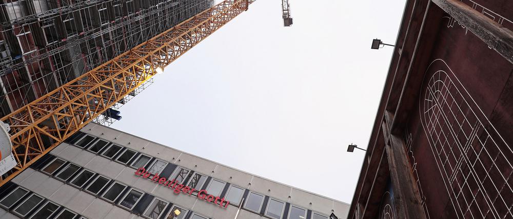 Neben dem Rechenzentrum entsteht derzeit der Garnisonkirchenturm.