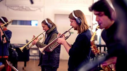 Das Kama Orchestra während der Vorbereitungen.