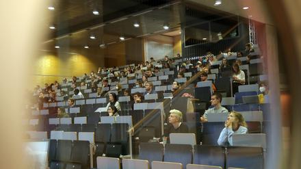 Studierende während einer Vorlesung im neuen Semester.