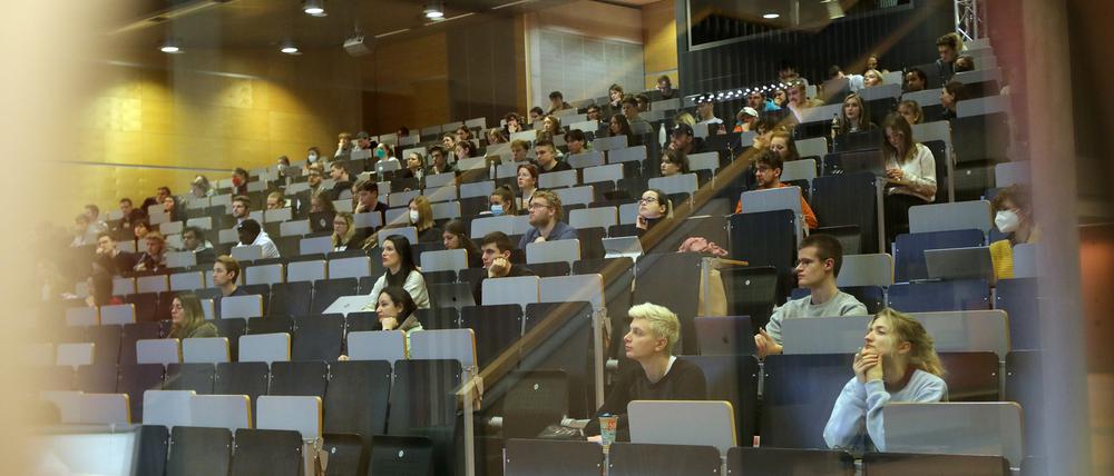 Studierende während einer Vorlesung im neuen Semester.