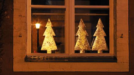 Goldene Weihnachtsbäume verbreiten Weihnachtsstimmung.