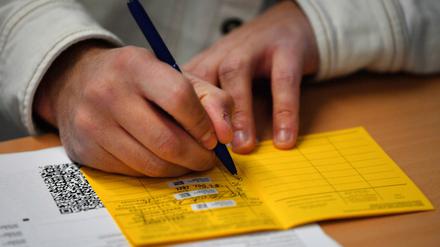 Seit einigen Wochen reicht ein Eintrag im Impfheft nicht mehr als Nachweis aus.