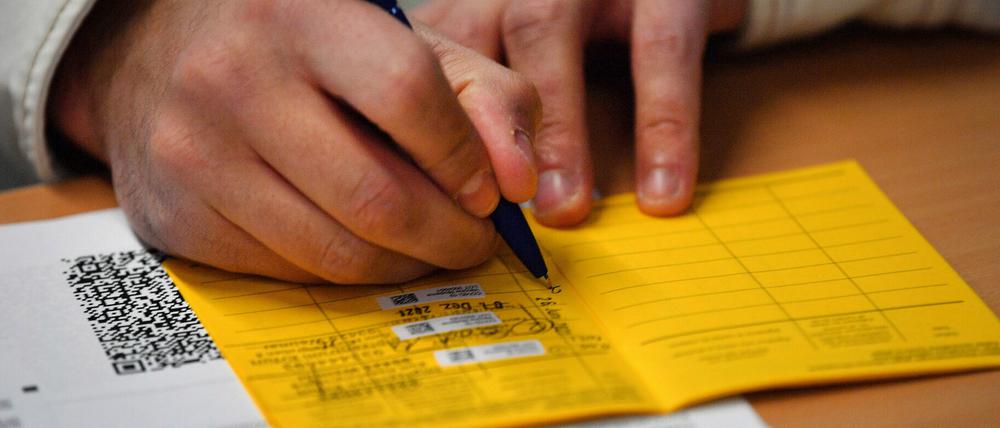 Seit einigen Wochen reicht ein Eintrag im Impfheft nicht mehr als Nachweis aus.