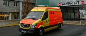 Ein Rettungswagen verlässt die Notaufnahme am Carl-Thiem-Klinikum.