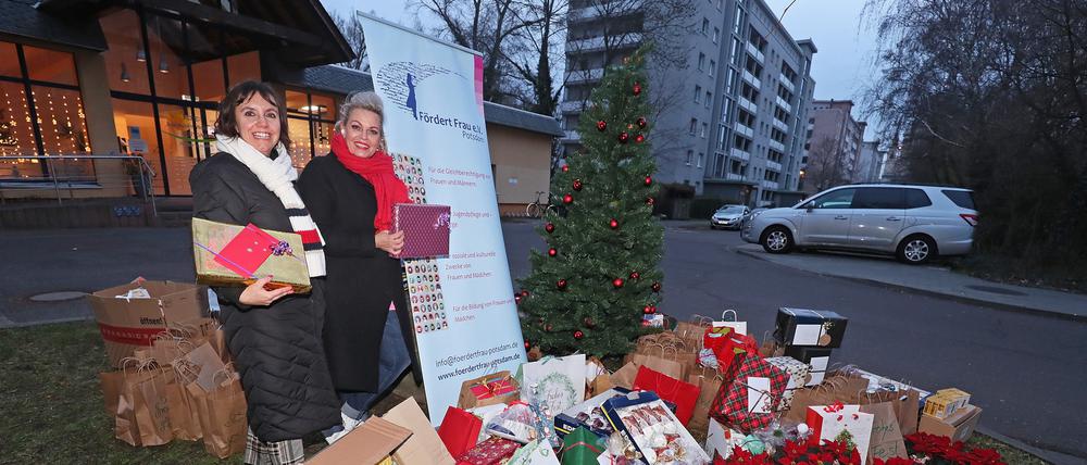 Janina Bachmann und Sarah Clausen-Gundelach (v.l.) mit den Geschenken. 