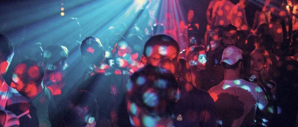 Partys mit Tanz sind in Brandenburg zunächst verboten, Clubs und Diskos müssen schließen.