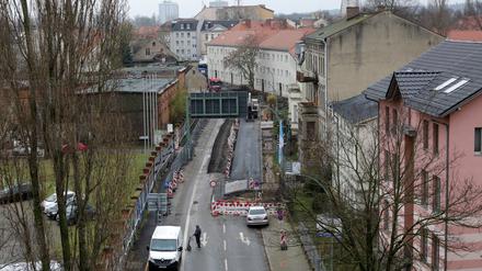 Auf einer Seite liegt schon neuer Asphalt, auf der anderen wird der alte abgefräst