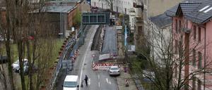 Auf einer Seite liegt schon neuer Asphalt, auf der anderen wird der alte abgefräst