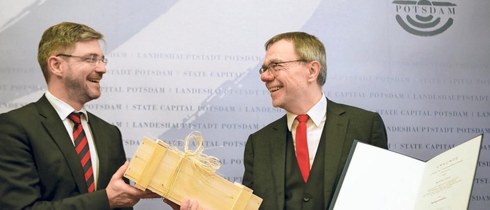 Rathauschef Mike Schubert überreichte Kämmerer Burkhard Exner (beide SPD) die Ernennungsurkunde für weitere acht Jahre als Finanzdezernent und Bürgermeister.