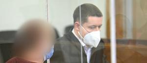 Die Angeklagte Marina S. neben ihrem Anwalt. 