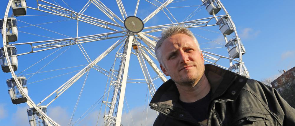 Christoph Meyer vor seinem Riesenrad auf dem Bassinplatz.