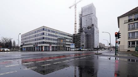 Das Rechenzentrum mit der benachbarten Baustelle des Turmes der Garnisonkirche im Dezember 2021.