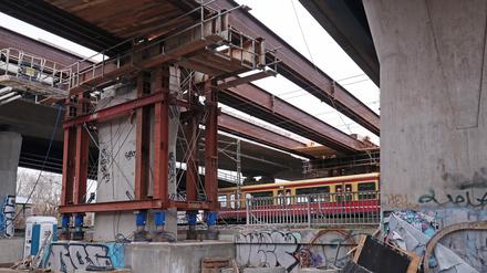 Die Baustelle der Nuthestraßenbrücke sorgt für Verkehrseinschränkungen.