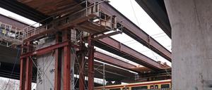 Die Baustelle der Nuthestraßenbrücke sorgt für Verkehrseinschränkungen.