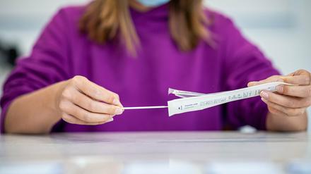 In vielen Schulen grassiert das Virus, unter anderem sollen regelmäßige Tests gegen die Ausbreitung helfen (Symbolbild).
