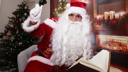 Hat seit Corona sein Geschäft auch ins Digitale übertragen: Der Bornstedter Weihnachtsmann Nadim Jovicic. 