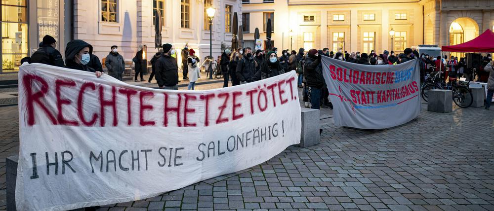 Gegendemonstranten Anfang Dezember neben einer Protestaktion des AfD-Kreisverbandes Potsdam.