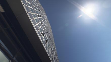 Unerbittlich. Wenn wie hier in Drewitz im Sommer die Sonne auf die Fassaden der Plattenbauten brennt, kann das für die Bewohner:innen fast unerträglich werden.