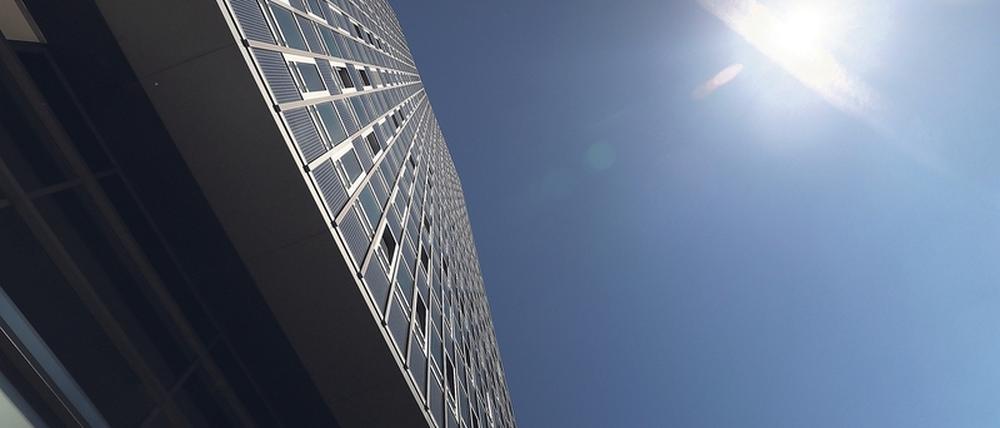 Unerbittlich. Wenn wie hier in Drewitz im Sommer die Sonne auf die Fassaden der Plattenbauten brennt, kann das für die Bewohner:innen fast unerträglich werden.