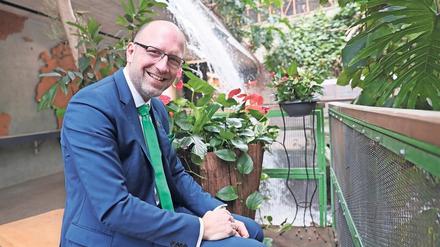 Sebastian Leifgen hat in der Biosphäre jetzt das Steuer in die Hand genommen. Zuvor hat der neue Tropenhallen-Chef bereits mehrere Hotels geleitet, zuletzt die Sanierungs- und Umbauarbeiten für ein Hotel am Timmendorfer Strand verantwortet.