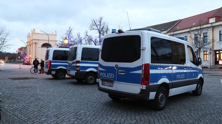 Polizeifahrzeuge - vor den Demos am Montagabend in Potsdam bereitete die Behörde ihre Einsätze vor