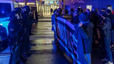 Polizisten und Demonstranten bei einer Kundgebung am 18. Dezember 2021 in Cottbus. 