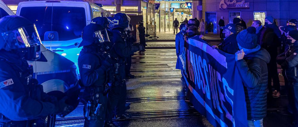 Polizisten und Demonstranten bei einer Kundgebung am 18. Dezember 2021 in Cottbus. 