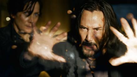 Auch im neuen Matrix „Resurrections“ geht es bei Keanu Reeves alias Neo (r.) und Carrie-Anne Moss als Trinity zur Sache. 
