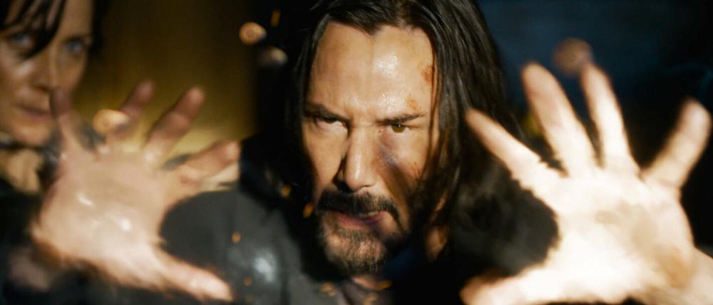 Auch im neuen Matrix „Resurrections“ geht es bei Keanu Reeves alias Neo (r.) und Carrie-Anne Moss als Trinity zur Sache.
