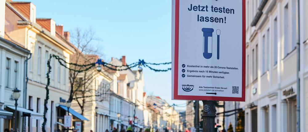 Jetzt testen lassen· steht auf einem Schild an der Brandenburger Straße in Potsdam. In den meisten Läden gilt die 2G-Pflicht.