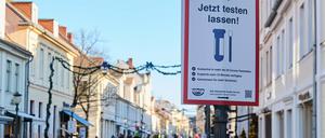 Jetzt testen lassen· steht auf einem Schild an der Brandenburger Straße in Potsdam. In den meisten Läden gilt die 2G-Pflicht.