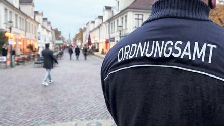 Fast nur Corona. Weil das Ordnungsamt dieses Jahr vor allem Pandemie-Regeln erklären und kontrollieren sollte, blieb wenig Zeit für Raser und Parksünder.