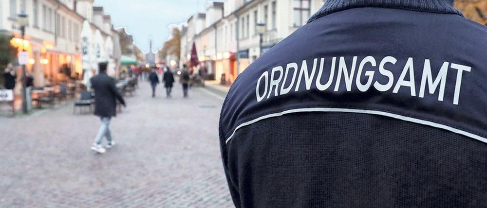 Fast nur Corona. Weil das Ordnungsamt dieses Jahr vor allem Pandemie-Regeln erklären und kontrollieren sollte, blieb wenig Zeit für Raser und Parksünder.