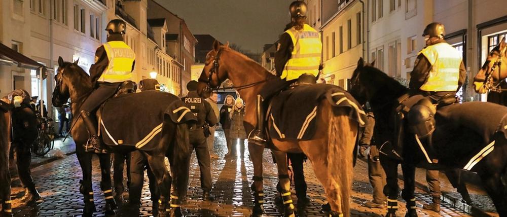 Ausgebremst. Teilnehmer eines nicht genehmigten „Lichterspaziergangs“ wurden von Polizeibeamten, teils zu Pferde, eingekesselt.