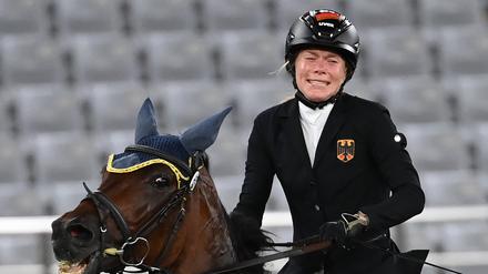 Fünfkämpferin Annika Schleu nach ihrer Disqualifikation bei Olympia. Ihr Pferd hatte mehrmals den Sprung verweigert. 